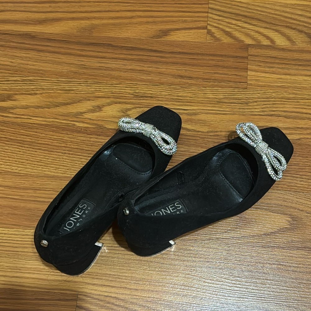 Jones New York size 5, black heels with bows